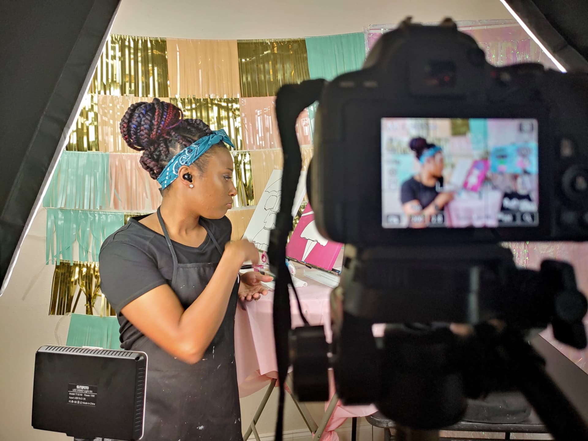 Quante' painting on camera during a live paint session